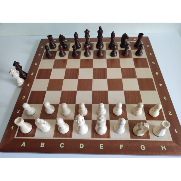 Conjunto Europeas Staunton 5 claras con tablero caoba con coordenadas